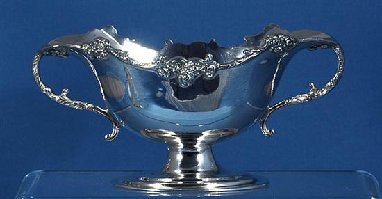 An Edwardian silver two handled double lipped sauce boat, Height 90mm weight: 6.6oz/206grms.